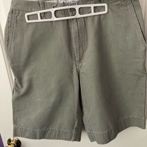 Columbia Men's Flat Front Shorts in Olive. Size 32W
